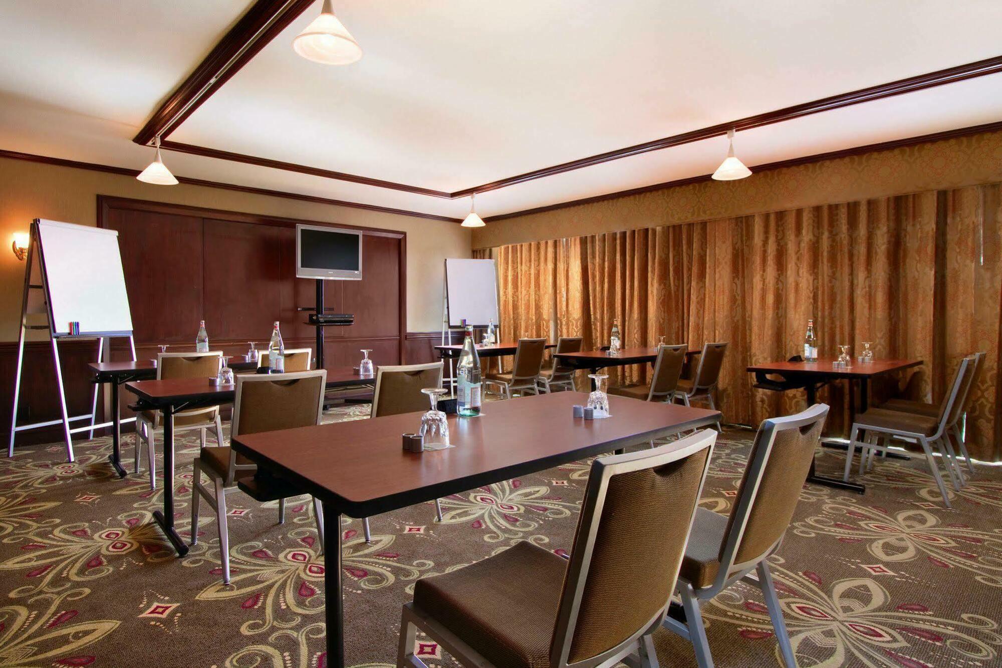 Hilton Westchester Rye Brook Экстерьер фото